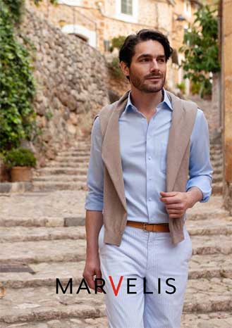 MARVELIS Hemden – lässige Eleganz für Alltag und Urlaub MARVELIS Freizeit-Look mit hellblauem Hemd und Pullover – stilvoll unterwegs auf mediterraner Altstadt-Treppe